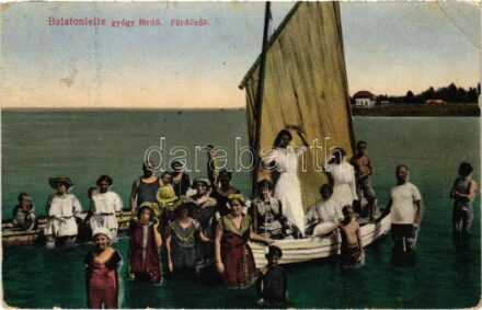 1915 Balatonlelle, gyógyfürdő, fürdőzők vitorláson. Wollák József utódai 15-1914. (EB)