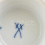 Meisseni porcelán váza. Fehér mázas jelzett, hibátlan. 10 cm - Image 2