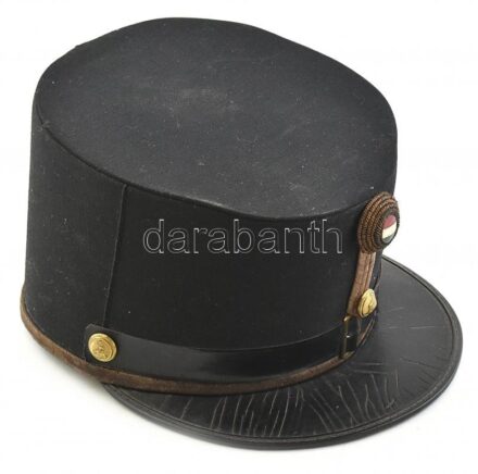 M. kir. honvéd 1940-es évek eleje. Fekete tiszti sapka. selyem béléssel. bőrön foltok, egyébként jó állapotban. / Officer's hat.