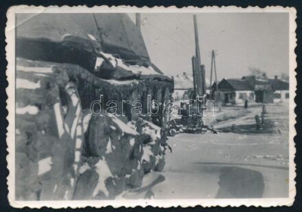 cca 1939-1944 II. világháborús fotó, rajta német gyártmányú légvédelmi löveggel (Flak 88mm) és azonosítatlan harckocsival, 6x8 cm