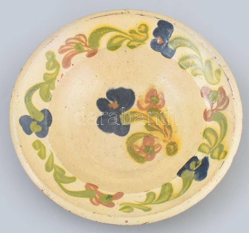 Erdélyi 19. sz.-i kerámia tál, kézzel festett, kopásnyomokkal, d: 22 cm