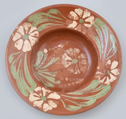 Erdélyi 19. sz.-i kerámia tál, kézzel festett, kopásnyomokkal, d: 22 cm