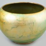 cca 1900 Zsolnay kaspó. Eozin mázas, körpecsétes, jelzett, alig látható gyári hibával az alján. d: 21 cm, m:15 cm