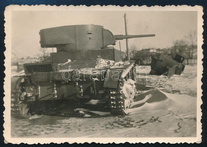 cca 1939-1944 II. világháborús szovjet T-26 harckocsi, fotó, 6x9 cm / WWII Soviet T-26 tank, photo
