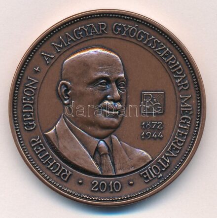 Szabó Imrefia Béla / Szabó Géza 2010. 'Richter Gedeon a magyar gyógyszeripar megteremtője / Tisztelet az elődöknek - MÉE Gyöngyösi Csoport' kétoldalas bronz emlékérem tanúsítvánnyal (42,5mm) T:1