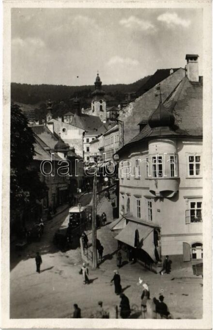 Selmecbánya, Schemnitz, Banská Stiavnica; utcasarok, gyógyszertár, autóbusz. Fr. Müller / Lekárna / street corner, pharmacy, autobus