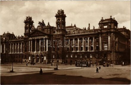 Budapest V. Kir. Kúria, villamos reklámokkal. Modern 1931. 128.