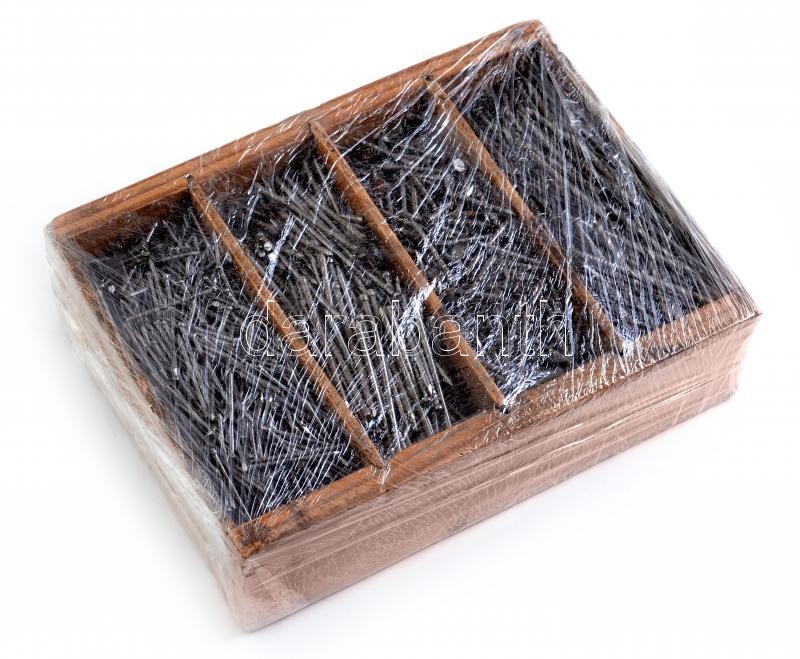 Régi fa doboz 4 rekesszel, benne kb. 2 kg-nyi szög (4 féle), 19x14x5,5 cm