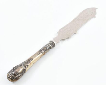 Ezüst (Ag) nyelű tortakés dobozban, jelzett, h: 27 cm, bruttó: 89g
