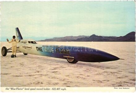 1970 Utah, Bonneville sóstó kiszáradt medrében, Blue Flame (a.m. ,,Kék Láng') amerikai tervezésű és építésű, rakétameghajtású autó, amely 1970-től 13 éven át tartotta az autók szárazföldi sebességi rekordját 1 mérföld