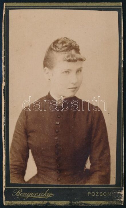 Cca 1883 Nő portréja Benyovszky Arnold I. pozsonyi műterméből. Vizitkártya.