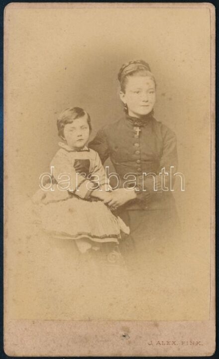 1879 Mraz Rozália és Göcz Jolán portréja Fink Sándor pozsonyi műterméből. Vizitkártya.