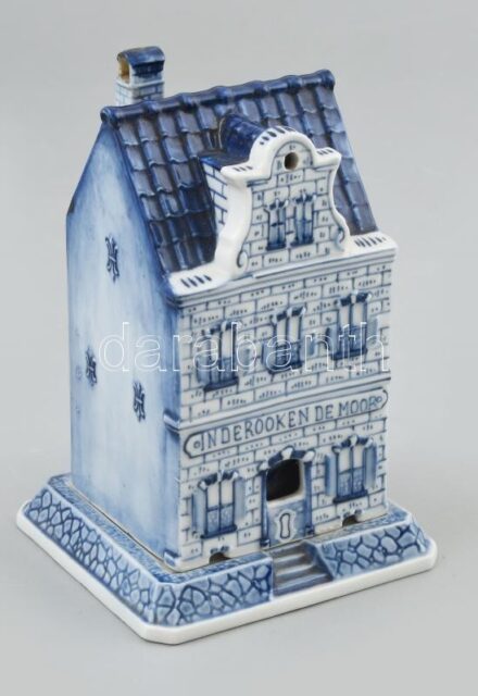 Delf figurális gyertyatartó, kézzel festett porcelán, kéményen lepattanás, m: 15 cm