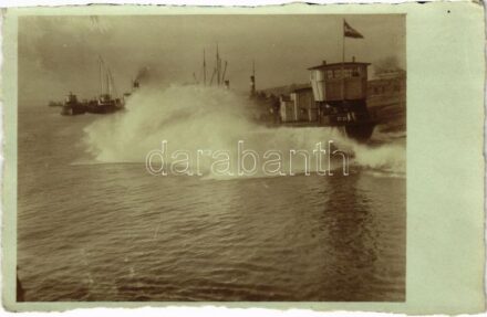 Turnu Severin, Szörényvár; egy DDSG uszály vízre bocsájtása / launching of a barge. photo (EK)