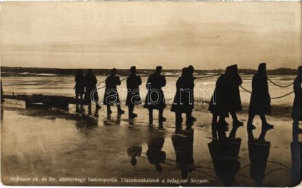 Utászmunkálatok a befagyott Strypán, Hofmann cs. és kir. altábornagy hadcsoportja. Hadifénykép Kiállítás, Hadsegélyező Hivatal kiadványa / WWI K.u.k. military, soldiers on Strypa River