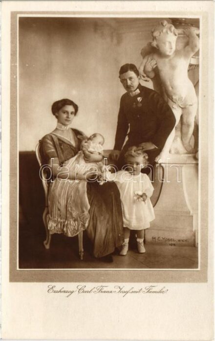 Erzherzog Carl Franz Josef mit Familie / IV. Károly, Zita és a gyerekek / Charles I of Austria with Queen Zita and their children. H. C. Kosel, Wien Postkartenverlag Brüder Kohn 888-255.