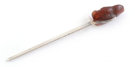 Ezüst (Ag) levélbontó, borostyán nyéllel jelzett, h: 15,5 cm, bruttó: 20g