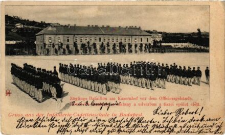 1899 (Vorläufer) Budapest II. Lipótmező, Hidegkúti út, Növendék zászlóalj a gyalogsági laktanya udvarán a tiszti épület előtt / Infanterie Cadettenschule, Zöglings Bataillon am Kasernhof vor dem Officiersgebäude (EK)