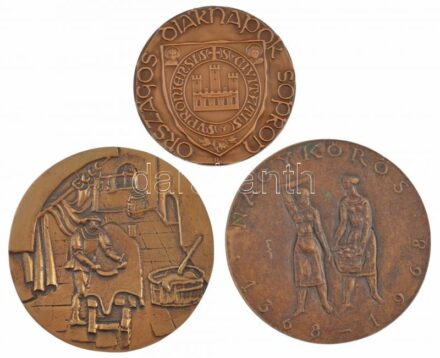 3db klf magyar emlékplakett, közte Szabó Iván (1913-1998) 1968. 'Nagykőrös 1368-1968' kétoldalas bronz plakett (98mm) + ~1970-1980. 'Budapesti Bőripari Vállalat' névre szóló, gravírozott kétoldalas, bronz törzsgárda plakett (97mm) +