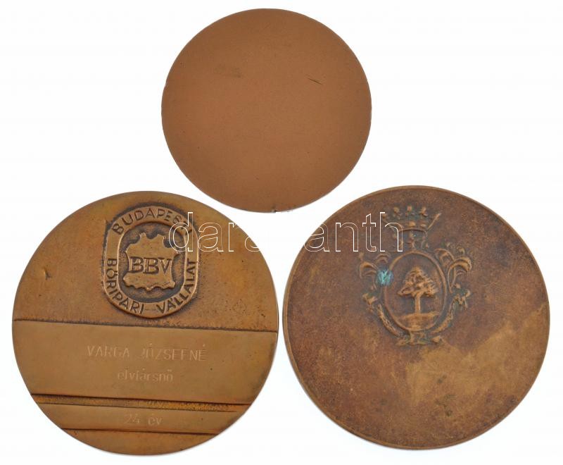 3db klf magyar emlékplakett, közte Szabó Iván (1913-1998) 1968. 'Nagykőrös 1368-1968' kétoldalas bronz plakett (98mm) + ~1970-1980. 'Budapesti Bőripari Vállalat' névre szóló, gravírozott kétoldalas, bronz törzsgárda plakett (97mm) + - Image 3