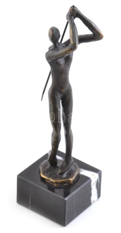 S. ... jelzéssel: Golfozó. Bronz szobor, márvány talapzaton. 17,5 cm