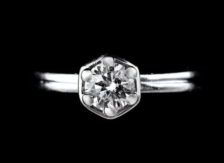 Arany (Au) 18k, fehérarany szoliter gyűrű 0,31 ct (VVS1, F, Very Good) brillel GIA tanúsítvánnyal, díszdobozban. br 3,7g m:48. A gyűrű mérete ötvös által állíttatható