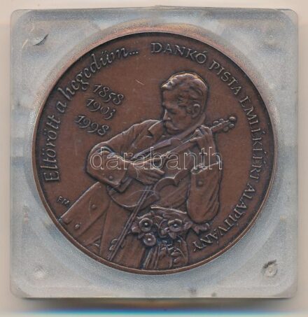 Fritz Mihály (1947-) 1998. 'Eltörött a hegedűm... - Dankó Pista Emlékéért Alapítvány / Szöged hírös város...Szeged, Dóm téri zenélőóra' kétoldalas bronz emlékérem műanyag tokban (42,5mm) T:1,1- egy karc, a tok sérült