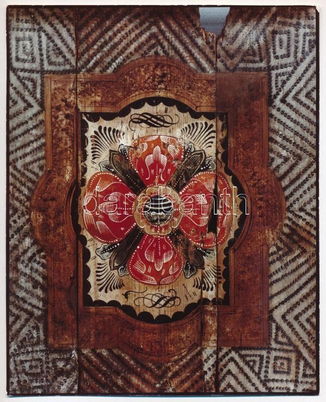 Csák Miklós (1933-2013): Templomi festett fa kazetta. Hátoldalán pecséttel jelzett fotó, 18x14 cm