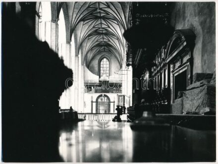 Csák Miklós (1933-2013): Pécs, Székesegyház, Szent Mór-kápolna (belső). 2 db fotó, az egyik a hátoldalán feliratozott, pecséttel jelzett, apró szakadással, 17,5x18,5 cm és 24x18 cm