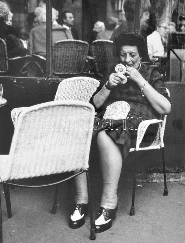 Csák Miklós (1933-2013): Száját rúzsozó hölgy. Nagyméretű fotó, hátoldalán feliratozva, 'Jubileumi Fotokiállítás Debrecen 1969' pecséttel, 40x30 cm