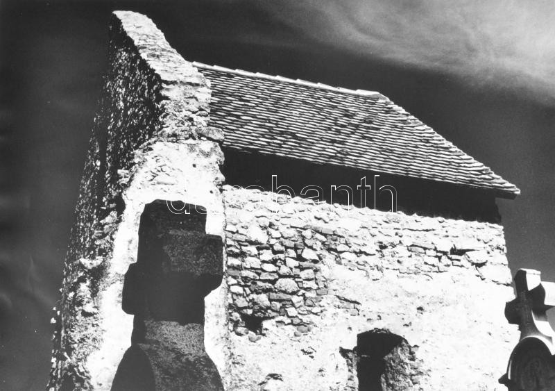 Csák Miklós (1933-2013): Holtak háza. Nagyméretű fotó, hátoldalán feliratozva, 'Jubileumi Fotokiállítás Debrecen 1969' pecséttel, 40x28,5 cm