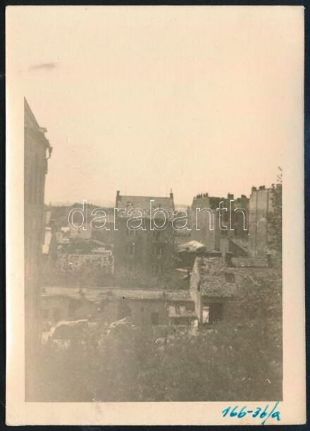 1944 A háború pusztítása Budapest XIII. Gömb utcai 505. honvéd hadikórház épületéből, vitéz Csontos Gyula őrmester pecséttel jelzett fotója 7,5x10,4 cm