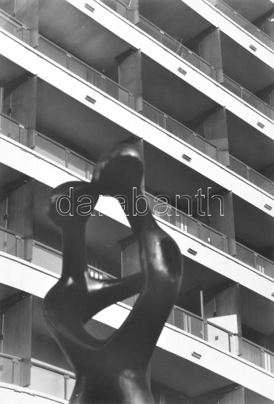 Csák Miklós (1933-2013): Szerelmespár szobra a margitszigeti Thermal Hotel előtt, Ilosfai József szobrászművész alkotása. Jelzetlen, nagyméretű fotó, 40x30 cm