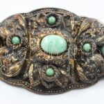 Régi réz bross, zöld kövekkel, h: 6cm, kopott.
