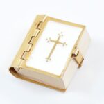 Mini dísz Biblia, angol nyelven, fémborítással. 3,5x3cm
