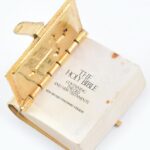 Mini dísz Biblia, angol nyelven, fémborítással. 3,5x3cm - Image 2