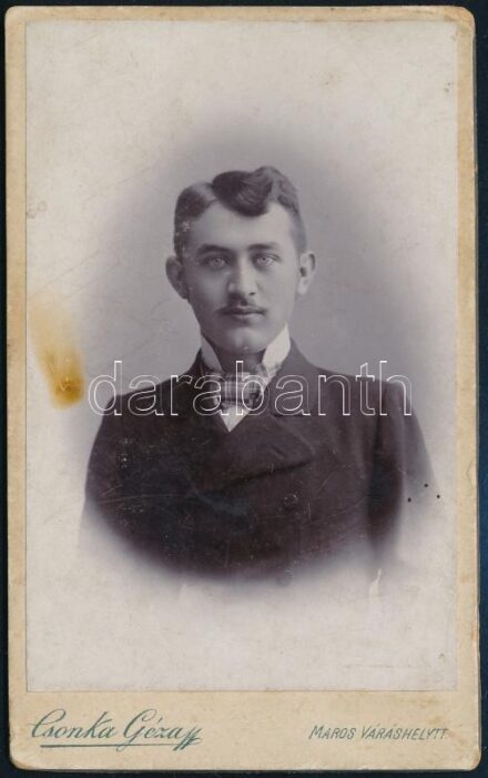 cca 1900 Fiatal férfi portréja, keményhátú fotó Csonka Géza marosvásárhelyi műterméből, vizitkártya, 10,5x6,5 cm