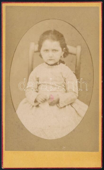 cca 1870-1880 Kislány portréja, keményhátú fotó Knocz Kálmán (körmendi) műterméből, vizitkártya, 10,5x6,5 cm