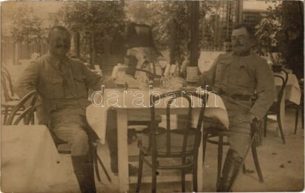 Osztrák-magyar katonák sörrel / WWI Austro-Hungarian K.u.K. military, soldiers drinking beer. photo (EM)