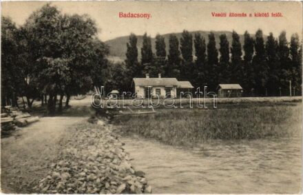 Badacsony, Vasútállomás a kikötő felől (fa)