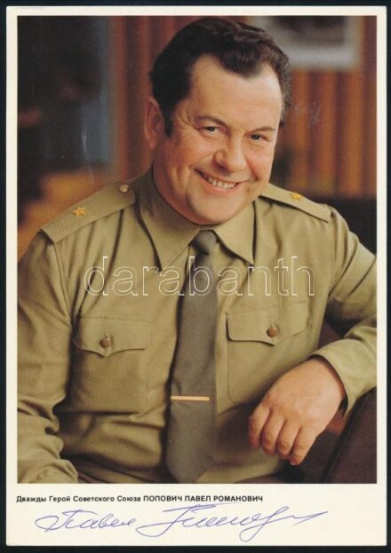 Pavel Romanovics Popovics (1930-2009) szovjet űrhajós aláírása őt ábrázoló fotón / Signature of Pavel Romanovich Popovich (1930-2009) Soviet astronaut on photo 15x22 cm