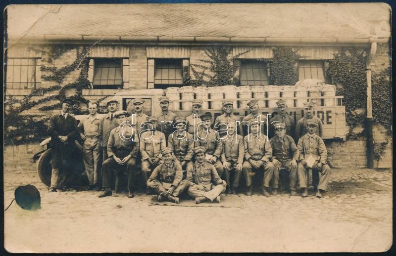 cca 1920-1940 Gróf Károlyi Imre gyárának teherautója és munkásai, csoportkép, fotólap, néhány törésnyommal, 14x9 cm