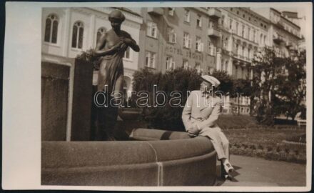 1936 Nőszobrot bámuló férfi, humoros fotólap (megírt, futott), 13,5x8 cm