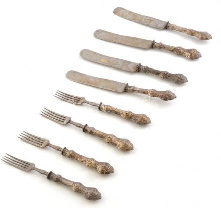 Ezüst (Ag) nyelű villa, 4db, kés, 4db, horpadásokkal, rozsdafoltokkal, részben jelzett, h: 22-25,5cm, cca. nettó: 100 g
