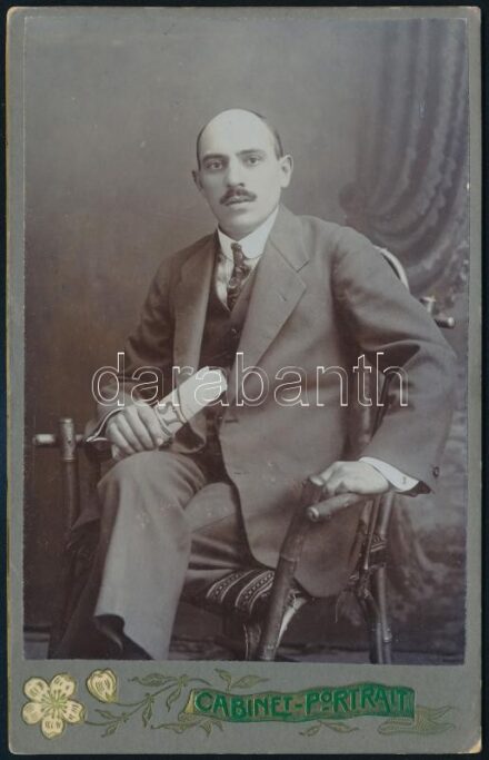 cca 1910 Székben ülő úr, kezében Az Est c. újsággal, keményhátú kabinetfotó, 16,5x10,5 cm