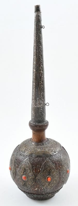 Antik tibeti dísztárgy, fa, fém rátéttel, piros kőberakással, m: 39 cm