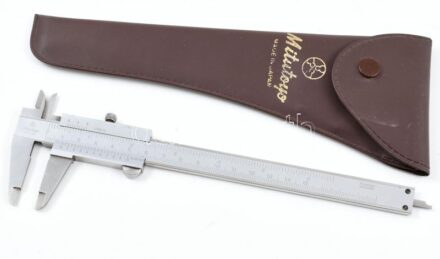 Mitutoyo japán gyártmányú inox tolómérő, jó állapotban, eredeti tokjában, h: 23 cm