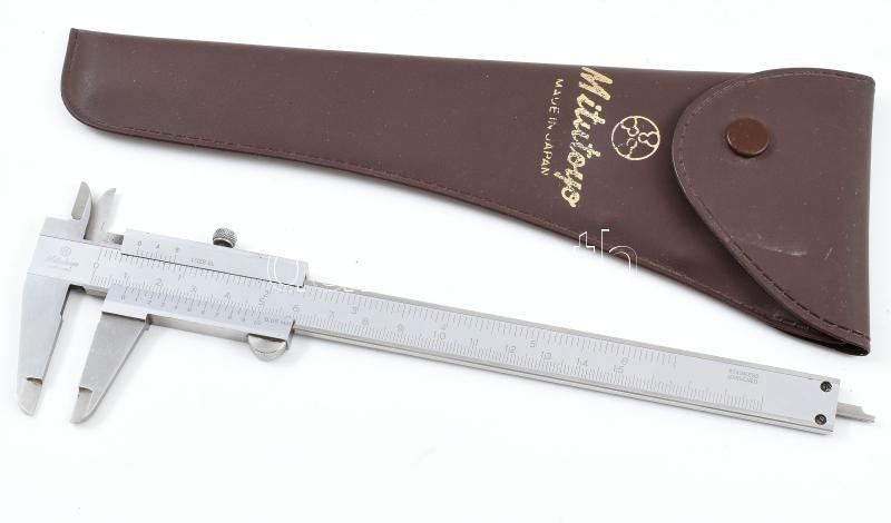 Mitutoyo japán gyártmányú inox tolómérő, jó állapotban, eredeti tokjában, h: 23 cm
