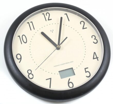 Rádióvezérelt falióra, műanyag, elemmel, működik, d: 25 cm