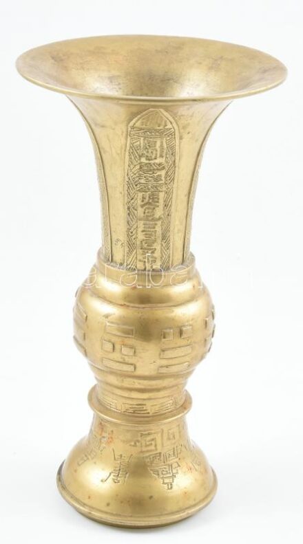 Régi kínai bronz váza, jelzett, korának megfelelő állapotban, m: 27 cm